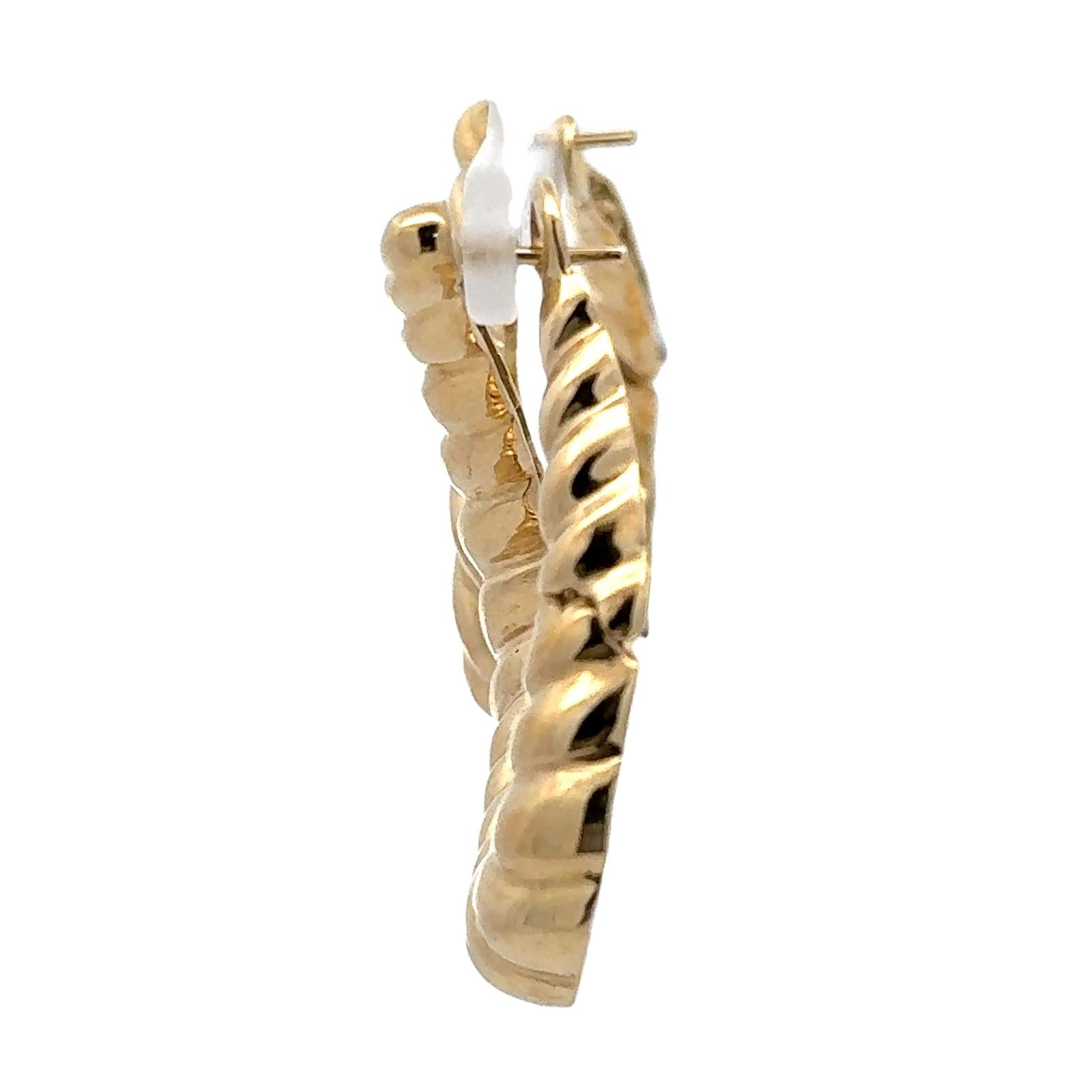 Late-20th Century 18 Karat Yellow Gold Ribbed Triangular Leverback Earrings